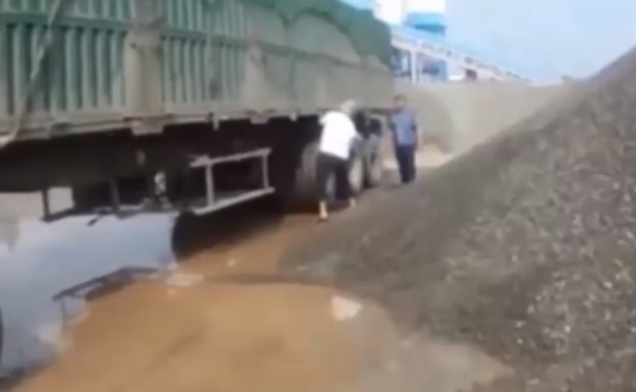 คนขับรถบรรทุกเทหินทับร่างตำรวจ