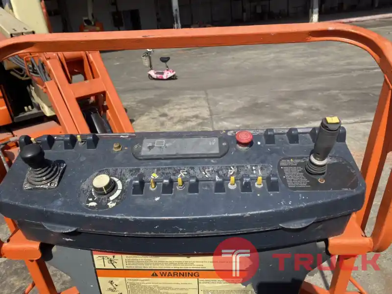 ขายรถกระเช้า JLG บูมข้อศอก E300AJP สูง 9.14 เมตร