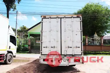 KUM คอร์เปร์เรชั่น จำกัด(สำนักงานใหญ่) ISUZU NQR รถ6ล้อ ตู้สามบาน เพลาเดียว ปี 2558