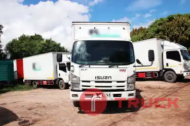 KUM คอร์เปร์เรชั่น จำกัด(สำนักงานใหญ่)ISUZU NQR รถ6ล้อ ตู้สามบานเพลาเดียว ปี2558