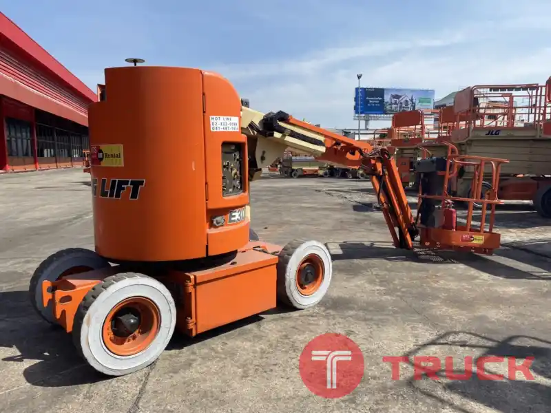 ขายรถกระเช้า JLG บูมข้อศอก E300AJP สูง 9.14 เมตร