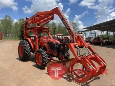 รุ่นใหญ่ รถสวย คีบใหญ่ สภาพดีมาก รถปีน้อย ชั่วโมงน้อย รถไถคูโบต้ารุ่น MU5702+ใบดันดินหน้า+คีบอ้อย ดาวน์ 300,000 บาท สนใจโทรสอบถาม 089-0111624 เฮียเลี้ยงจ้า สอบถามหรือมาดูที่ร้านเราได้จ้า