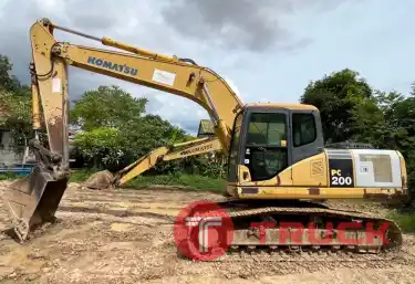 สีเดิม จากศูนย์ แห้ง ๆ แรงพร้อมใช้ 850,000 บาท KOMATSU PC200-7 ปี 2006