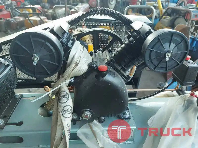 ปั๊มลมใหม่ ไฟ220V. 200ลิตร 25,000บาท โทร : 094-7899445 ปั๊มลมใหม่ ไฟ220V. 200ลิตร 25,000บาท โทร : 094-7899445
