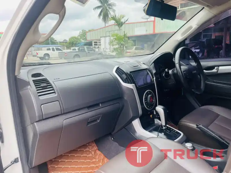 Isuzu V-cross 4ประตู 4x4 ปี2013 เครื่อง3.0 Isuzu V-cross 4ประตู 4x4 ปี2013 เครื่อง3.0