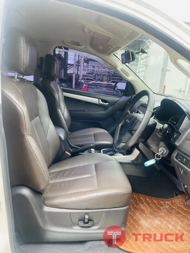 Isuzu V-cross 4ประตู 4x4 ปี2013 เครื่อง3.0 Isuzu V-cross 4ประตู 4x4 ปี2013 เครื่อง3.0