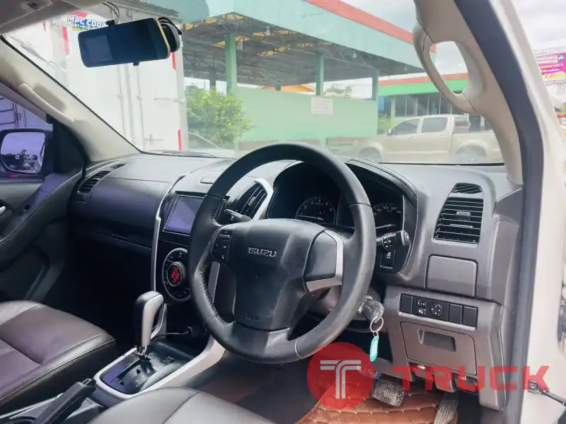 Isuzu V-cross 4ประตู 4x4 ปี2013 เครื่อง3.0 Isuzu V-cross 4ประตู 4x4 ปี2013 เครื่อง3.0