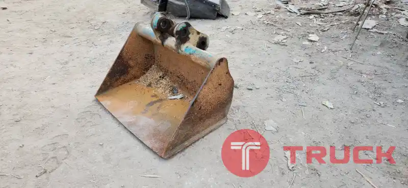 ขาย บุ้งกี๋ ปรับแต่งดิน สำหรับรถขุด แบคโฮ pc 30-40 สลัก 40 มิล ห่างหูปลายอาร์ม 13.5 cm เก่าญี่ปุ่น