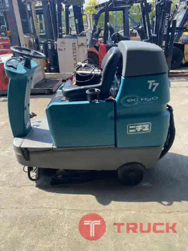 ขายรถขัดพื้น TENNANT T7 รถขัดพิ้นแบบนั่งขับขนาดเล็ก ขัดล้างพื้นสะอาด เหมาะสำหรับพื้นเรียบ รถขัดพื้นมือสองสภาพดี ชั่วโมงการใช้งานน้อย นำเข้าตรงจากญี่ปุ่น