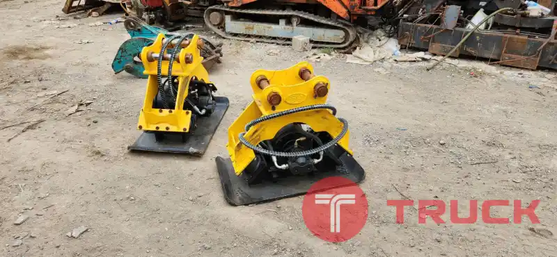 เครื่องตบดิน หัวตบดิน อัดดิน ใส่รถขุด pc 50-120 นำเข้าเกาหลี สลัก 45 มิล ห่างหู 17 cm เพลท 50x90 cm