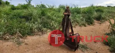หัวหนีบ งับดิน เก่าญี่ปุ่น กว้าง 60cm ถ่างออก 120cm สูง 180cm = 38,000 บาท