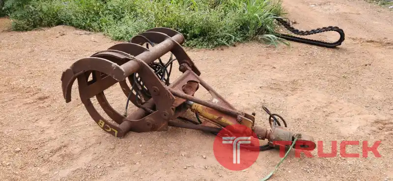 หัวคีบไม้ คีบเหล็ก ใส่รถขุด แบคโฮ เครน เฮี๊ยบ แบบขาโค้ง โตงเตง หมุนได้ เก่าญี่ปุ่น = 48,000 บาท