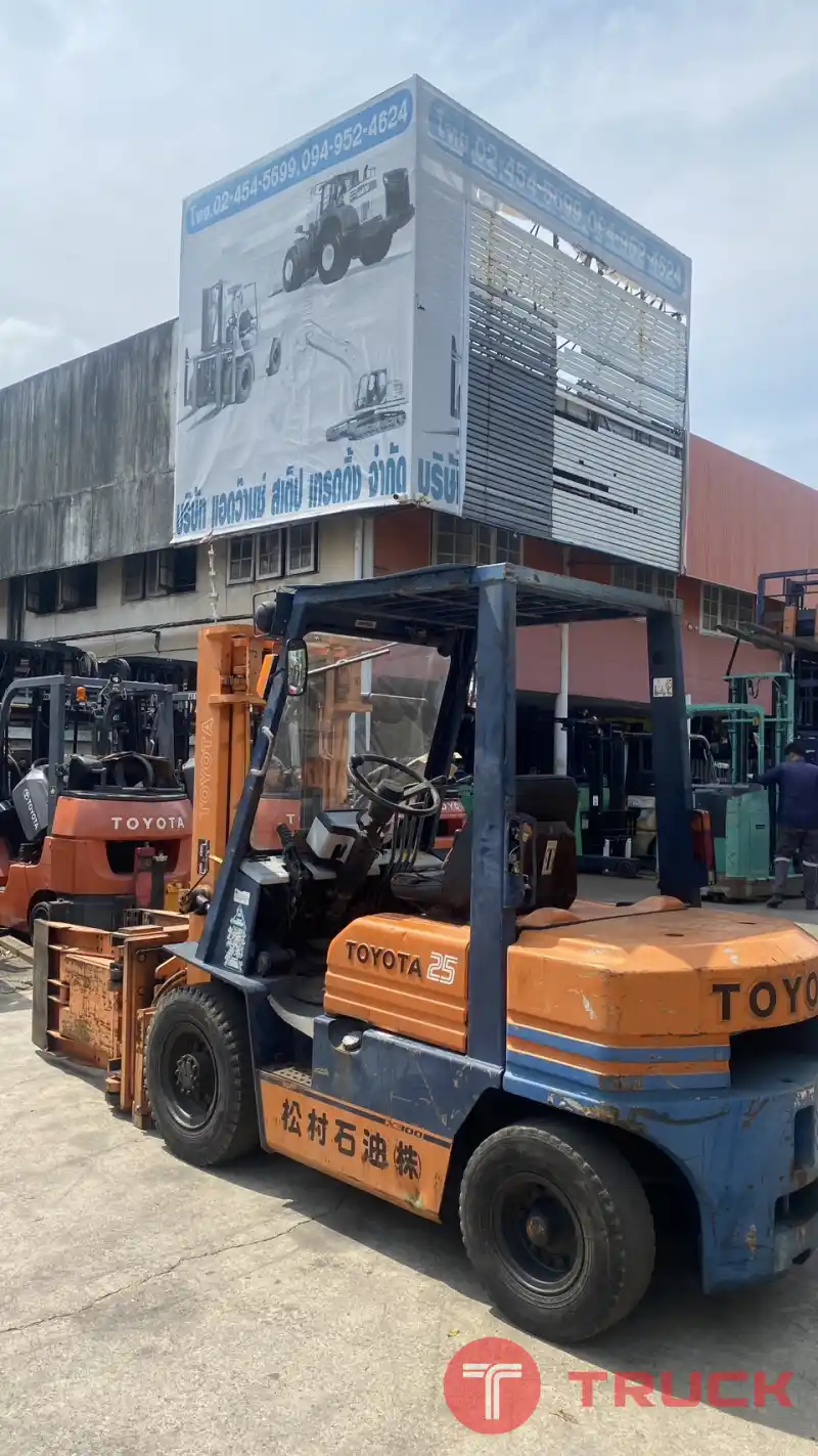 ขายฟอร์คลิฟท์ TOYOTA รุ่น 5FD25 เครื่องดีเซล 1Z ขนาด 2.5 ตัน เสาสูง 3 เมตร พร้อมตัวหนีบถัง หมุนได้ แบบเกาะ ถอดเปลี่ยนได้ รถใช้งานมาน้อยนำเข้าจากญี่ปุ่น