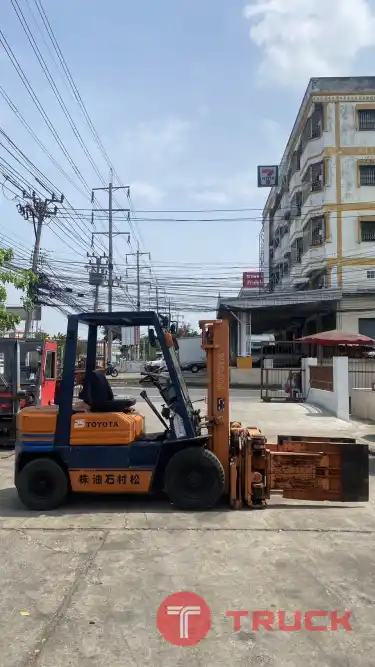 ขายฟอร์คลิฟท์ TOYOTA รุ่น 5FD25 เครื่องดีเซล 1Z ขนาด 2.5 ตัน เสาสูง 3 เมตร พร้อมตัวหนีบถัง หมุนได้ แบบเกาะ ถอดเปลี่ยนได้ รถใช้งานมาน้อยนำเข้าจากญี่ปุ่น