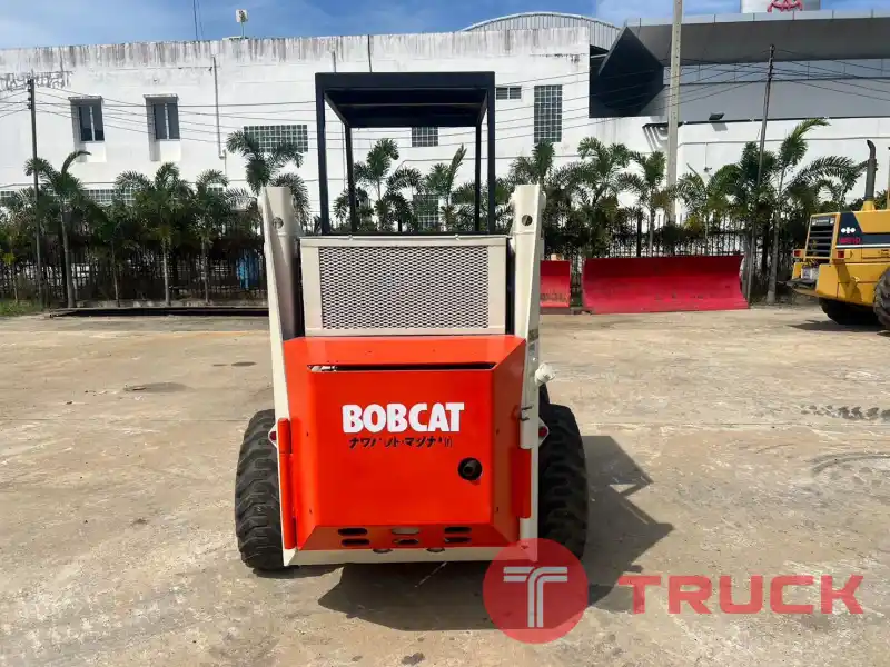bobcat 725 นำเข้าจากญี่ปุ่น สภาพพร้อมใช้งาน LINE:@sangenjp โทร 089-0080077,089-0050007,086-0044333,065-8844400 www.sangenjp.com www.nmc99.com