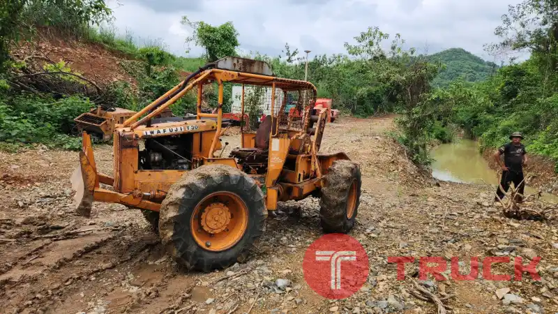 รถดันดิน เอวอ่อน IWAFUJI T30 ขับเคลื่อน 4 WD มีวินช์ลากไม้ ซุง เครื่อง ดีเชล 3 สูบ เก่านอก