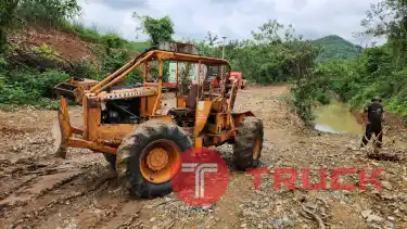 รถดันดิน เอวอ่อน IWAFUJI T30 ขับเคลื่อน 4 WD มีวินช์ลากไม้ ซุง เครื่อง ดีเชล 3 สูบ เก่านอก