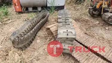 ขาย แทรคยาง สำหรับรถเกี่ยวข้าว เบอร์ 350x84x40 ข้อ และ 330x84x41 ข้อ ราคาเส้นละ 4,500 บาท