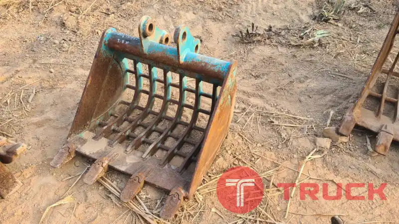 บุ้งกี๋ตักเศษขยะ วัชพืช ผักตบ รถขุด pc 120 สลัก60มิล ห่างหู26cm และ pc 30-50 สลัก40มิล ห่างหู13.5cm