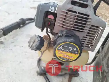 เครื่องตัดหญ้า KAWASAKI S270 แบบสะพายหลัง เอวอ่อน เบาสบาย ไม่ปวดเมื่อย เครื่องญี่ปุ่นแท้ สตาร์ทติดง่าย ทนทาน ไม่จุกจิกงอแง เสียงดี เร่งแรง เบาสบาย มือสองจากญี่ปุ่น เช็คระบบเครื่องยนต์ให้พร้อมใช้งาน ราคา 3,500บาท โทร 094-899445