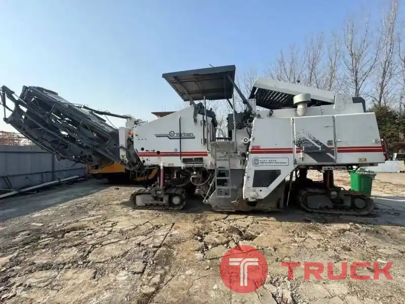 รถกัดถนน