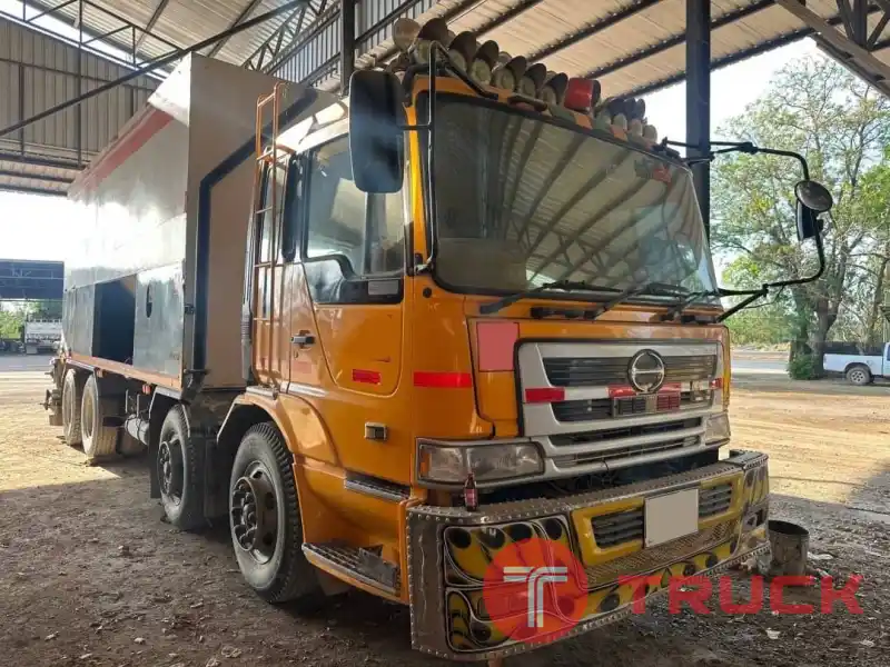 รถโรยปูน 12 ล้อ