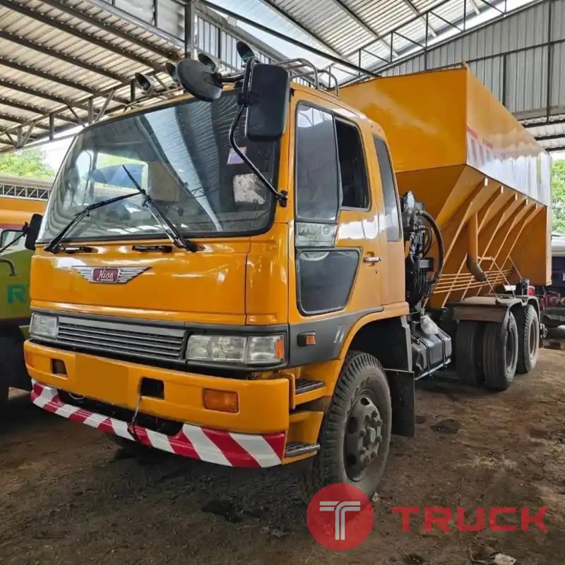 รถโรยปูน