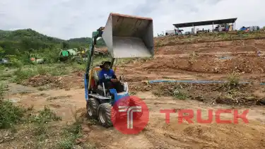 รถตัก ฺBOBCAT ยี่ห้อ TCM บุ้งกี๋สแตนเลส ยกสูง 2.5 เมตร 4WD เก่าญี่ปุ่นแท้