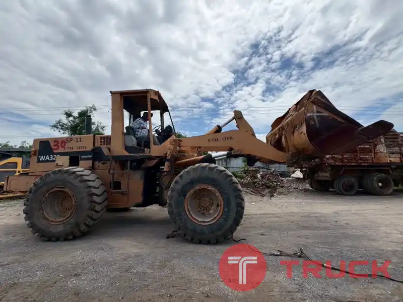 รถตักล้อยาง 3 คิวKomatsu WA320-1 รถตักล้อยาง 3 คิวKomatsu WA320-1