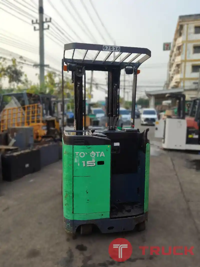 TOYOTA รุ่น 7 ขนาด 1.5 ตัน เสาเข้าตู้สามท่อน ยกสูง 5 เมตร งายาว 920 มม.