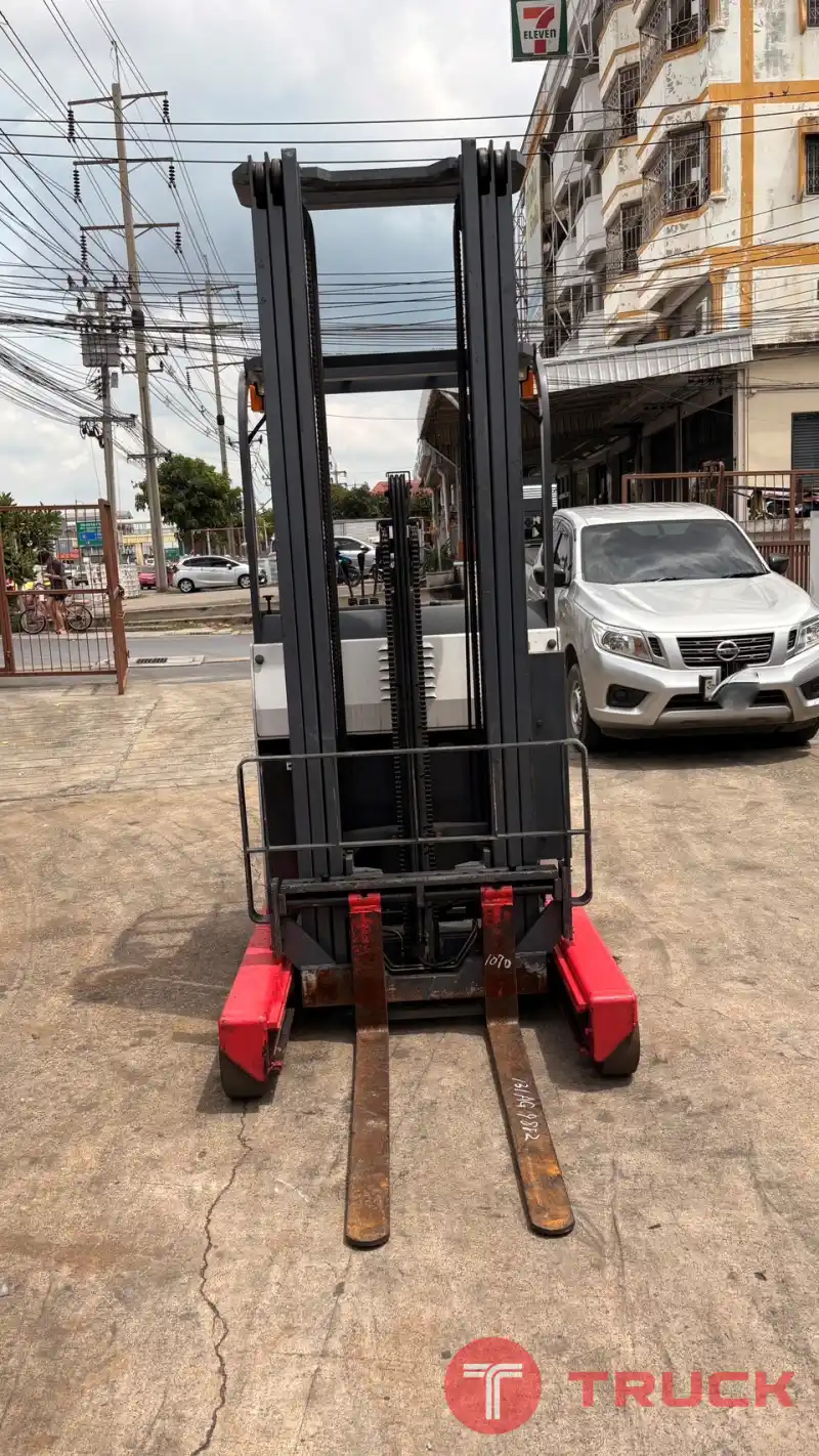 NICHIYU 1.5 ตัน รุ่น 75 เสาเข้าตู้สามท่อน ยกสูง 6 เมตร งายาว 107 ซม.