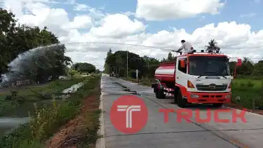 รหัส N292 HINO 6 ล้อ รถน้ำ ถังต่อใหม่ หนา 4 มิล บรรจุ 5,000 ลิตร เมก้า 165 แรง ปี 46 ระบบดูด-ดัน สเปรย์ท้าย พร้อมปืนฉีดน้ำ ราคา 670,000 บาท โทร 0839946814 น็อต