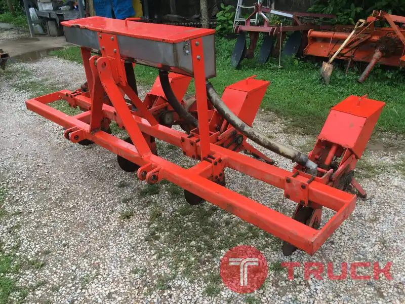 ขายเครื่องหยอดข้าวโพดมือสองรถไถใหญ่โครงยาว2.72เมตรมือสอง4แถว Kubota Ms360 คานคู่ถังปุ๋ยแสตนเลสใส่รถไถmuขึ้นไปปรับร่องได้ราคา39,000บาทสนใจติดต่อ088-9049322ครับ