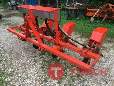 ขายเครื่องหยอดข้าวโพดมือสองรถไถใหญ่โครงยาว2.72เมตรมือสอง4แถว Kubota Ms360 คานคู่ใส่รถไถmuขึ้นไปปรับร่องได้ราคา39,000บาทสนใจติดต่อ088-9049322ครับ