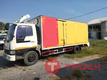 รถตู้บรรทุก 6 ล้อ HINO