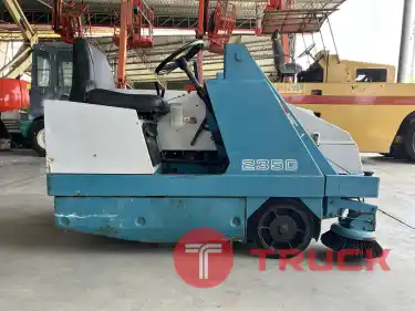 รถกวาดถนนดูดฝุ่น TENNANT รุ่น 235D เก่านอก ติดต่อ Line jiraroj2909