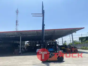 รถฟอร์คลิฟท์ TOYOTA รุ่น 02-8FG20 ยก 2 ตัน ยกสูง 5.5 เมตร ใช้แก๊สLPG ติดต่อ Line jiraroj2909