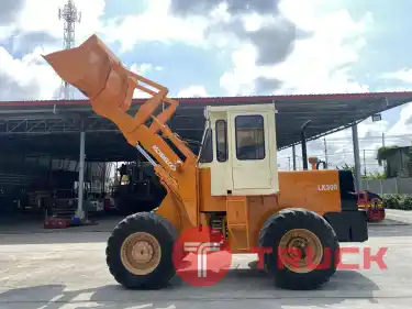 รถตักล้อยาง KOBELCO รุ่น LK300 ขนาดบุ้งกี๋ 1.5 คิว แขนยกสูง 3.30 เมตร ติดต่อ Line jiraroj2909