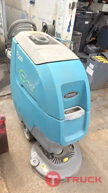 ขายรถขัดพื้น TENNANT T300 รถขัดพิ้นแบบนั่งขับขนาดเล็ก ขัดล้างพื้นสะอาด เหมาะสำหรับพื้นเรียบ รถขัดพื้นมือสองสภาพดี ชั่วโมงการใช้งานน้อย นำเข้าตรงจากญี่ปุ่น