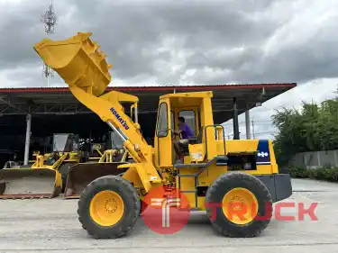 รถตักล้อยาง KOMATSU WA180 บุ้งกี๋ 1.6 คิว ยกสูง 3.3 ม. รถเก่านอกนำเข้า ติดต่อ Line jiraroj2909