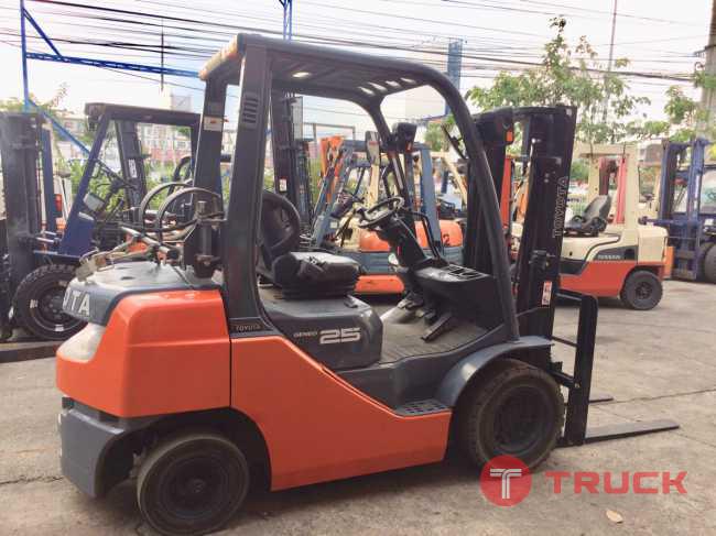 ขายฟอร์คลิฟท์มือสอง ยี่ห้อ TOYOTA รุ่น 02-8FG25 ปี 2011 เครื่องยนต์ 2 ระบบ LPGหรือเบนซิน เกียร์ ออโต้ ขนาด 2.5 ตัน เสาสูง 3 เมตร สภาพสวยมาก รถนำเข้าจากญี่ปุ่น ราคาไม่แพง