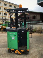 ขายรถยก(ฟอร์คลิฟท์)มือสอง ยี่ห้อ TOYOTA รุ่น 7FBRS20 รถยกไฟฟ้ายืนขับ ขนาด 2 ตัน เสา 3 ชัก ยกได้สูง 6 เมตร สภาพสวยเดิม ๆ รถนำเข้าจากญี่ปุ่น ชั่วโมงการใช้งานน้อย