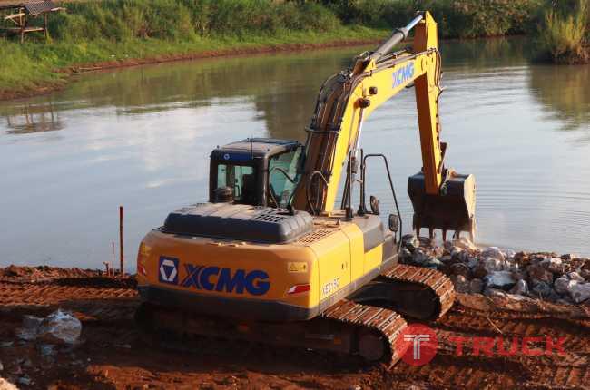 รถขุด แบรนด์ XCMG รุ่น XE215C