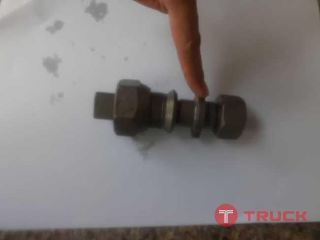 ต้องการขาย น้อตล้อ york Isuzu Nissan Hino ชุดละ 100 บาท