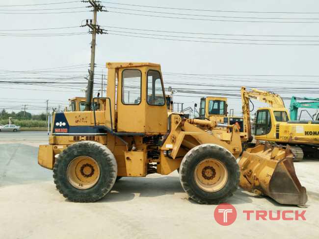 ขายรถตักล้อยาง ยี่ห้อ KOMATSU WA180-1 บุ้งกี๋ 1.8 คิว นำเข้าจากนอกแท้ 100เปอร์เซ็นต์ ไม่เคยใช้งานในไทย