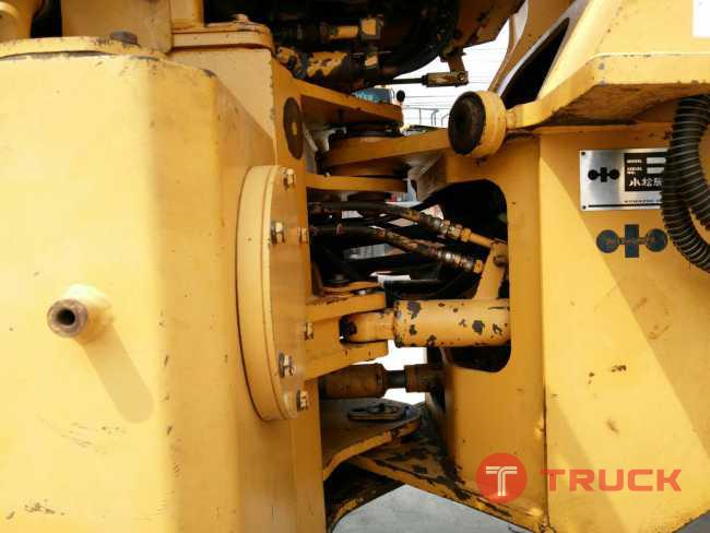 ขายรถตักล้อยาง ยี่ห้อ KOMATSU WA180-1 บุ้งกี๋ 1.8 คิว นำเข้าจากนอกแท้ 100เปอร์เซ็นต์ ไม่เคยใช้งานในไทย