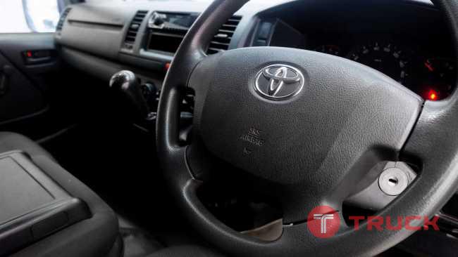 ขายรถตู้ TOYOTA HIACE สีขาวปี2015 ลดราคาพิเศษ ตอนนี้เท่านั้น
