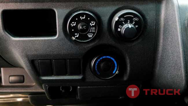 ขายรถตู้ TOYOTA HIACE สีขาวปี2015 ลดราคาพิเศษ ตอนนี้เท่านั้น