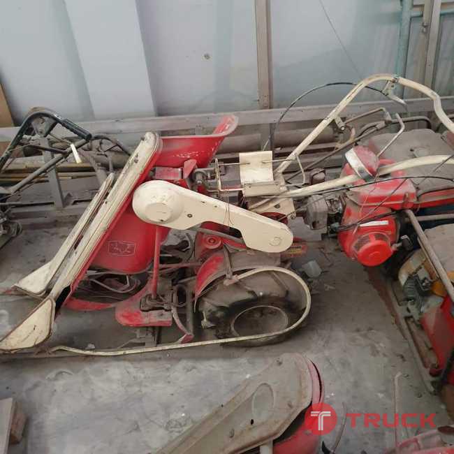 รถเกี่ยวข้าวเก่าญี่ปุ่น