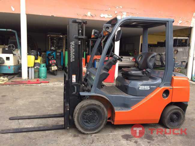 ขายฟอร์คลิฟท์มือสอง ยี่ห้อ TOYOTA รุ่น 02-8FG25 ปี 2011 เครื่องยนต์ 2 ระบบ LPGหรือเบนซิน เกียร์ ออโต้ ขนาด 2.5 ตัน เสาสูง 3 เมตร สภาพสวยมาก รถนำเข้าจากญี่ปุ่น ราคาไม่แพง